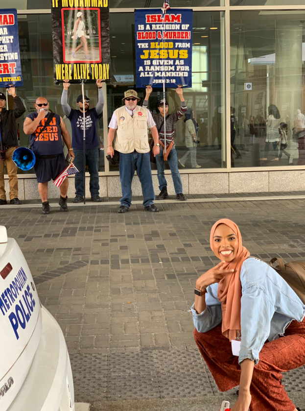 İslam karşıtı protestocuların önünde selfie çeken kız viral oldu